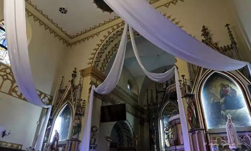 Mikołów: Bp Marek Szkudło poświęcił nowy ołtarz kościoła w Mokrem