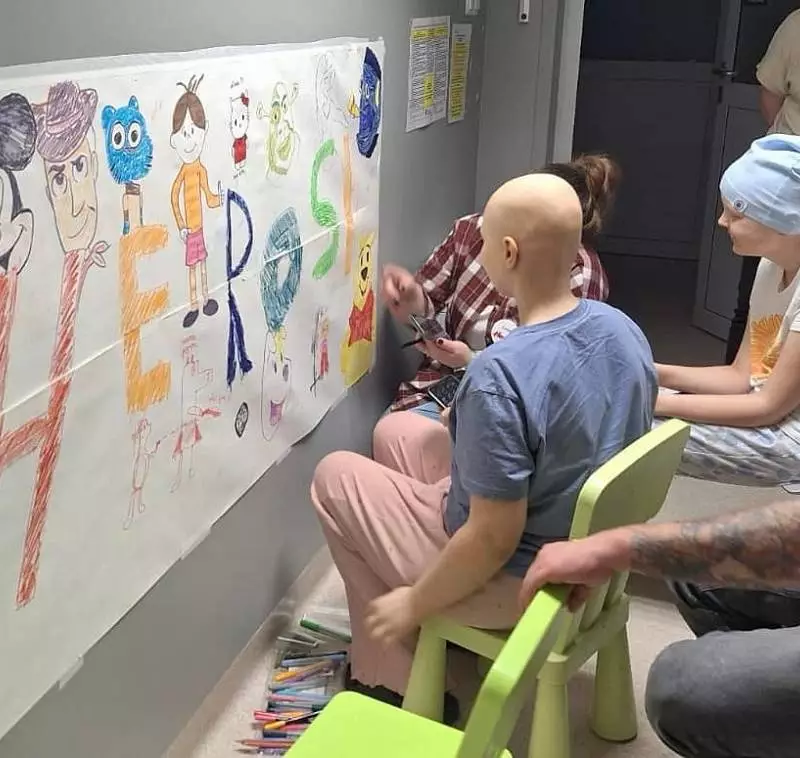 Mikołowski policjant Sebastian Kapias maluje nadzieję dla dzieci chorujacych na nowotwór
