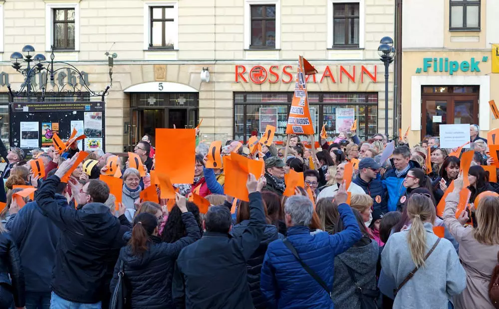 Drugi tydzień strajku nauczycieli rozpoczął się od akcji wsparcia środowiska oświaty. W poniedziałek wieczorem odbył się Protest z Wykrzyknikiem. Na rynku w Mikołowie pojawił się tłum mieszkańców.