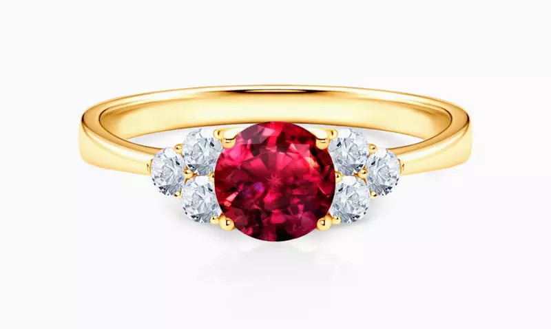 Symbol pożądania – pierścionek zaręczynowy z rubinem, który podkreśli Waszą miłość