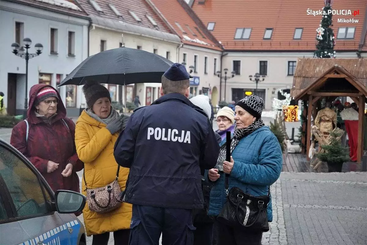 W środę rano we wszystkich gminach powiatu mikołowskiego odbyła się akcja profilaktyczna, podczas której policjanci wraz z miejscowymi seniorami rozdawali odblaskowe opaski / fot. KPP Mikołow