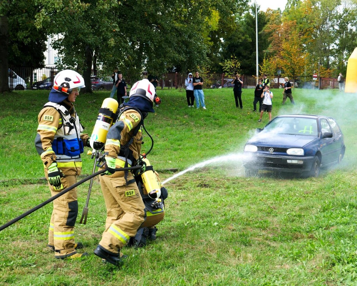 Piknik Motoryzacyjny w ZST Mikołów – 100-lecie szkolnictwa zawodowego z atrakcjami motoryzacyjnymi / fot. Aktualności Powiatu Mikołowskiego FB