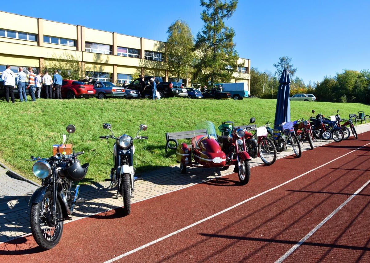 Piknik Motoryzacyjny w ZST Mikołów – 100-lecie szkolnictwa zawodowego z atrakcjami motoryzacyjnymi / fot. Aktualności Powiatu Mikołowskiego FB