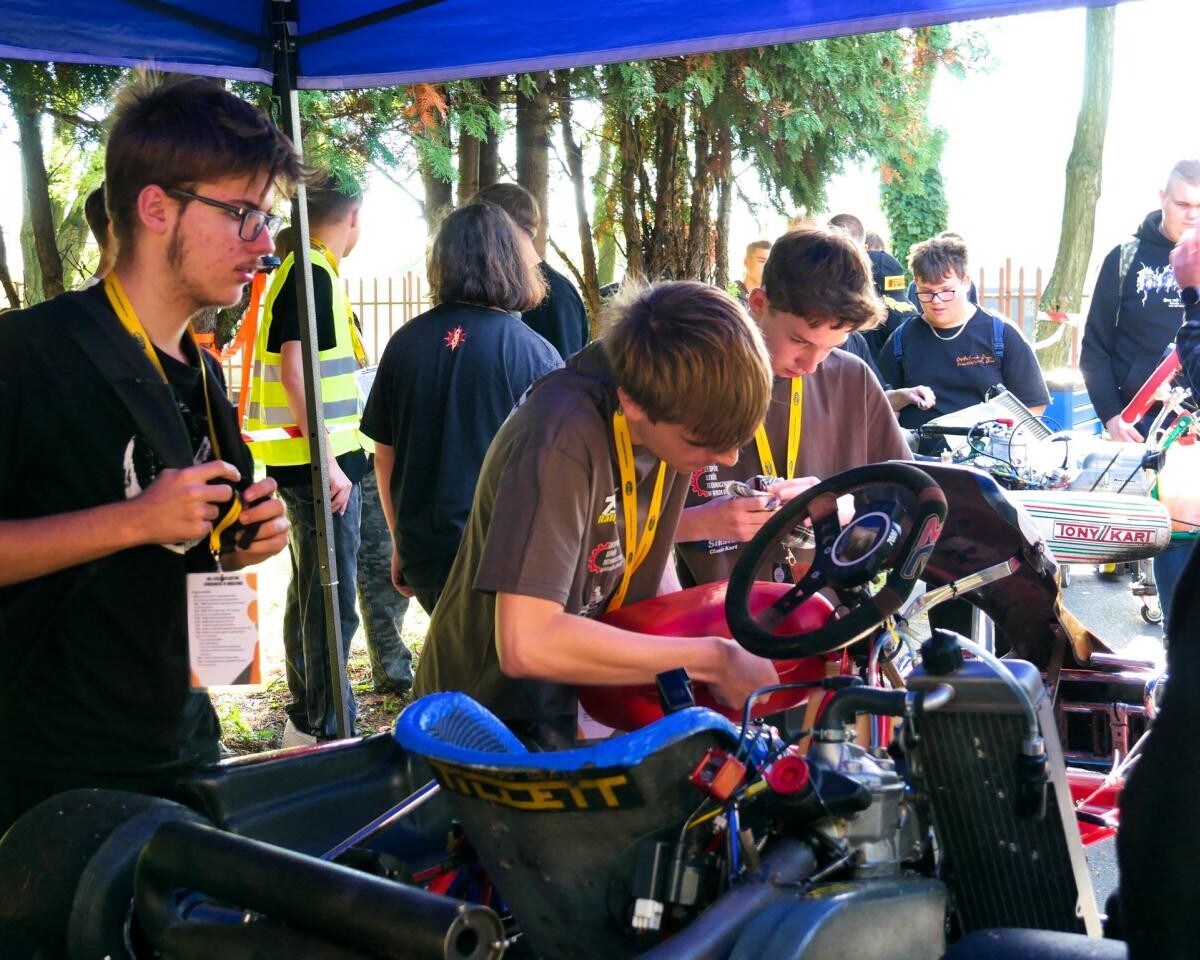 Piknik Motoryzacyjny w ZST Mikołów – 100-lecie szkolnictwa zawodowego z atrakcjami motoryzacyjnymi / fot. Aktualności Powiatu Mikołowskiego FB