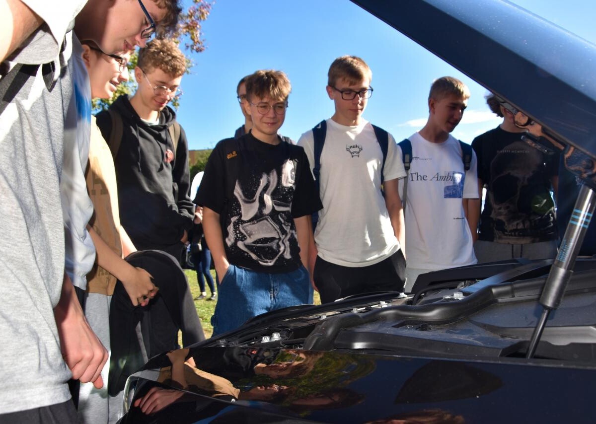 Piknik Motoryzacyjny w ZST Mikołów – 100-lecie szkolnictwa zawodowego z atrakcjami motoryzacyjnymi / fot. Aktualności Powiatu Mikołowskiego FB