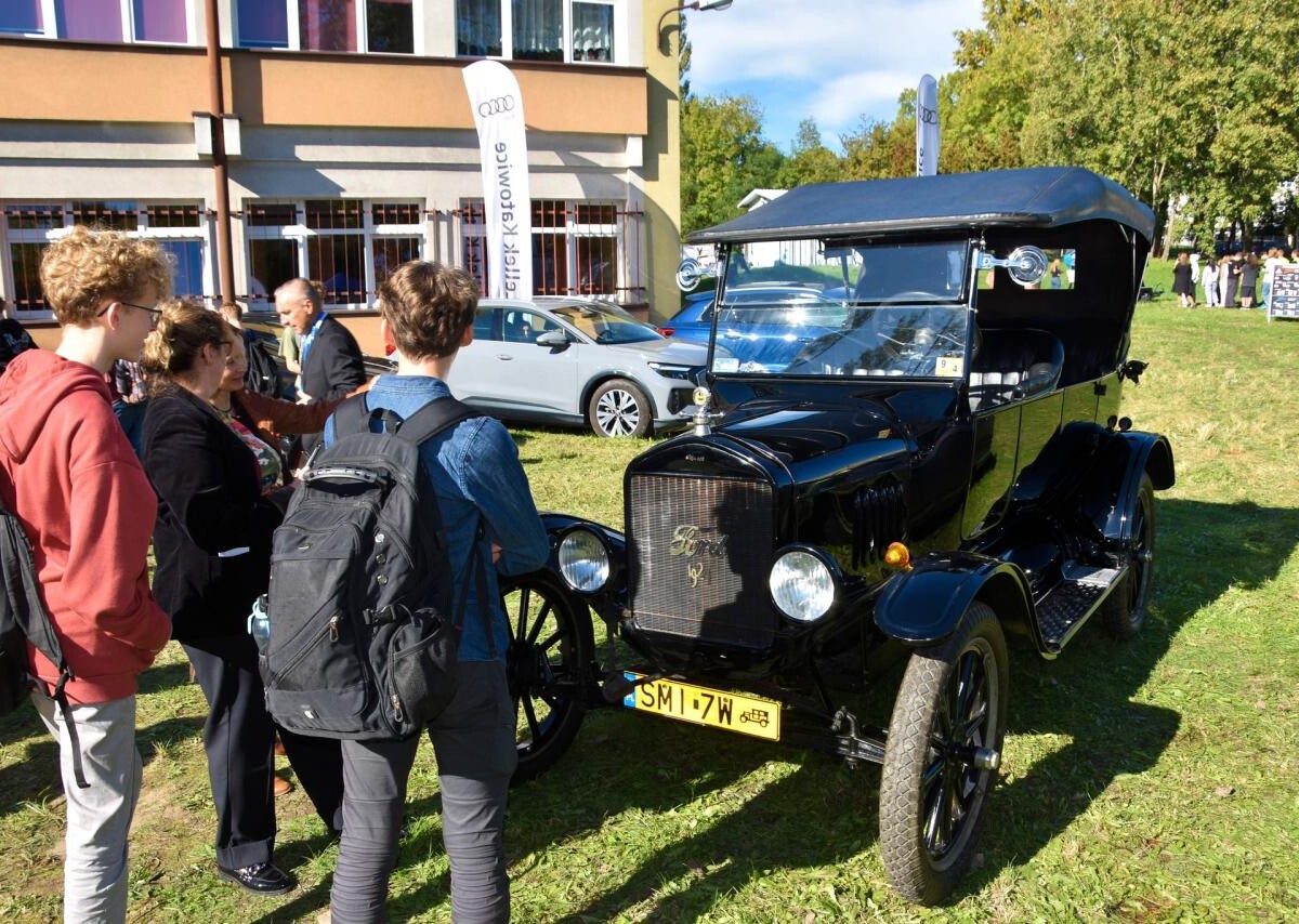 Piknik Motoryzacyjny w ZST Mikołów – 100-lecie szkolnictwa zawodowego z atrakcjami motoryzacyjnymi / fot. Aktualności Powiatu Mikołowskiego FB