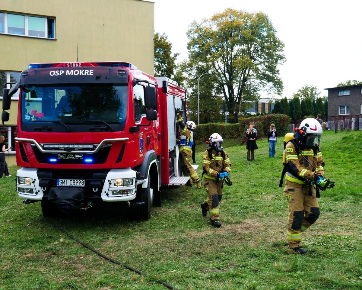 Piknik Motoryzacyjny w ZST Mikołów – 100-lecie szkolnictwa zawodowego z atrakcjami motoryzacyjnymi / fot. Aktualności Powiatu Mikołowskiego FB