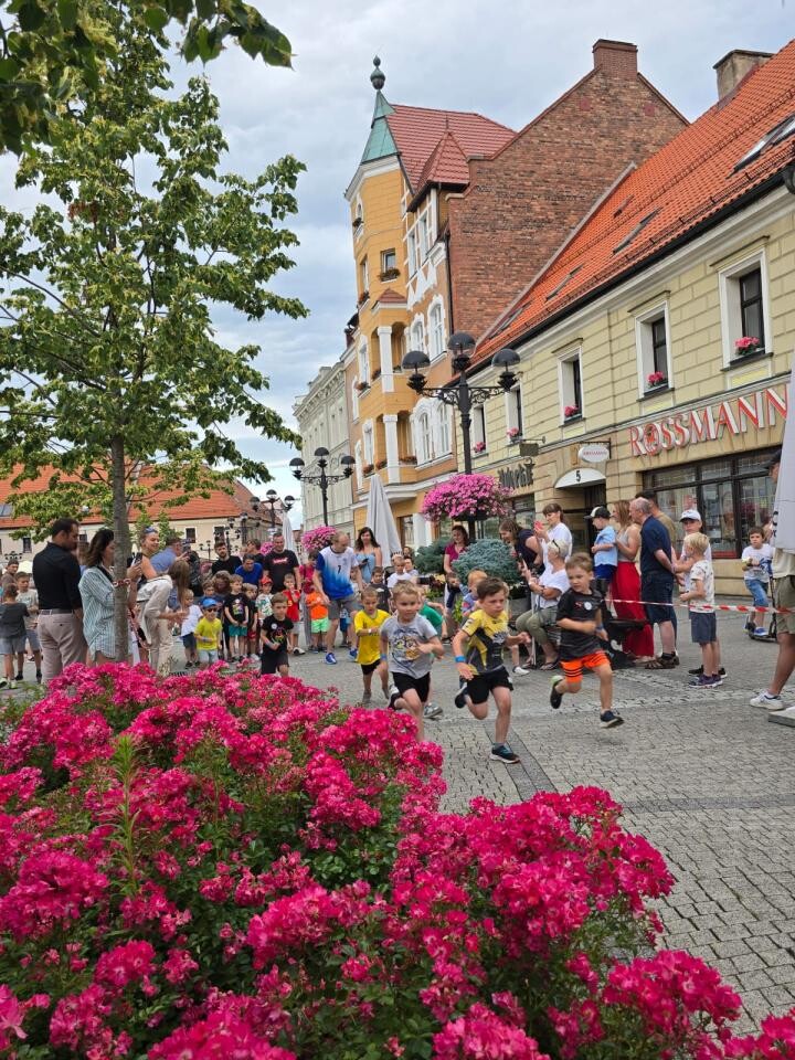 Ponad 240 dzieci pobiegło w jubileuszowej edycji „Biegatonek” w Mikołowie / fot. STS Biegaton Mikołów