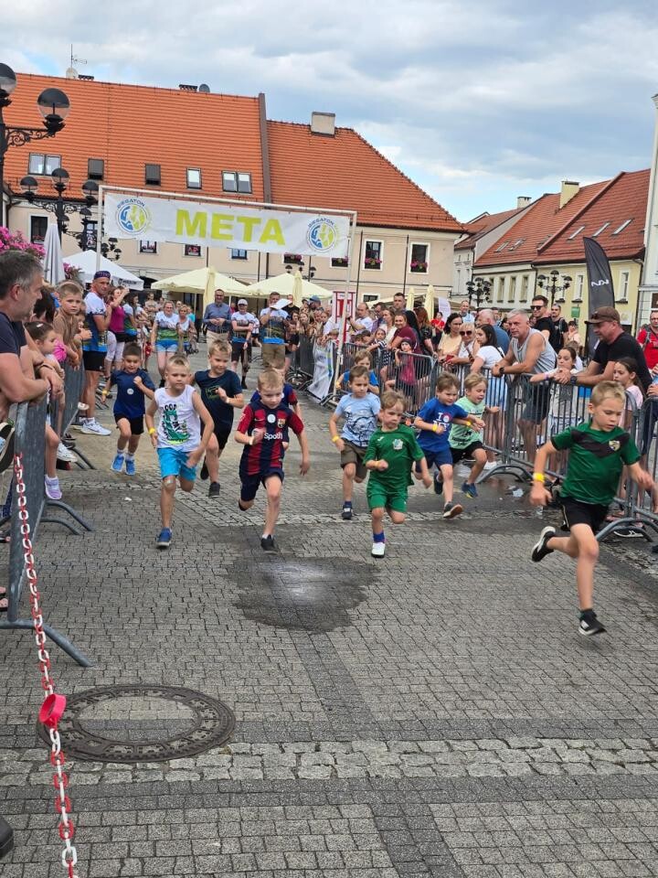 Ponad 240 dzieci pobiegło w jubileuszowej edycji „Biegatonek” w Mikołowie / fot. STS Biegaton Mikołów