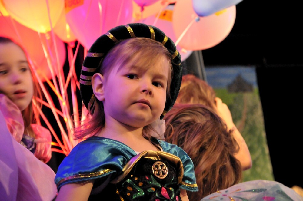 W środę Przedszkole Zaczarowany Ogród obchodziło 10-lecie istnienia. Z tej okazji w Miejskim Domu Kultury w Mikołowie odbyło się fantastyczne, bo przygotowane przez wychowanków tego przedszkola, przedstawienie. Dzieci zaprezentowały spektakl na podstawie baśni „Kopciuszek”.