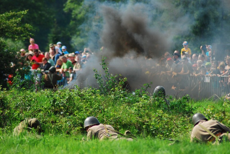 Jubileuszowa XV edycja "Bitwy Wyrskiej - Bój o Gostyń 2019" za nami. Odbyła się w sobotę, 25 maja 2019 roku w Gostyni, w gminie Wyry, w okolicy ulicy Tęczowej, czyli na historycznych polach znajdujących się w pobliżu Pomnika Pamięci Żołnierzy Września 1939 r.