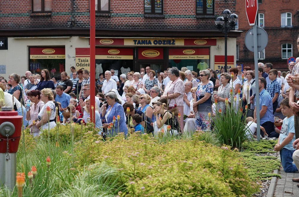 Tuż po porannej Mszy Św. spod Bazyliki św. Wojciecha ruszyła tradycyjna procesja. Wzięły w niej udział dziesiątki mikołowian.