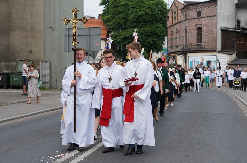 Tuż po porannej Mszy Św. spod Bazyliki św. Wojciecha ruszyła tradycyjna procesja. Wzięły w niej udział dziesiątki mikołowian.
