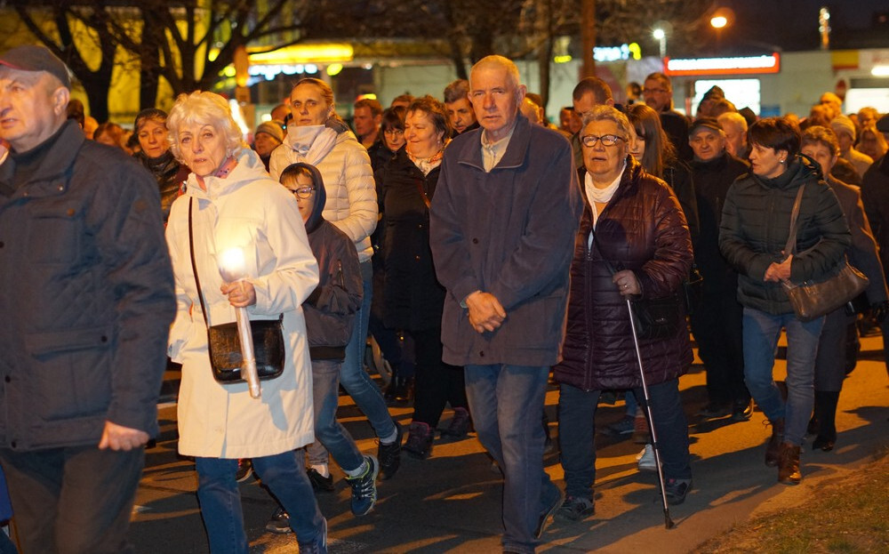 Tłumy wiernych wzięły udział w uroczystej Drodze Krzyżowej 2019, która ruszyła z Bazyliki św. Wojciecha i przeszła ulicami centrum Mikołowa. 
