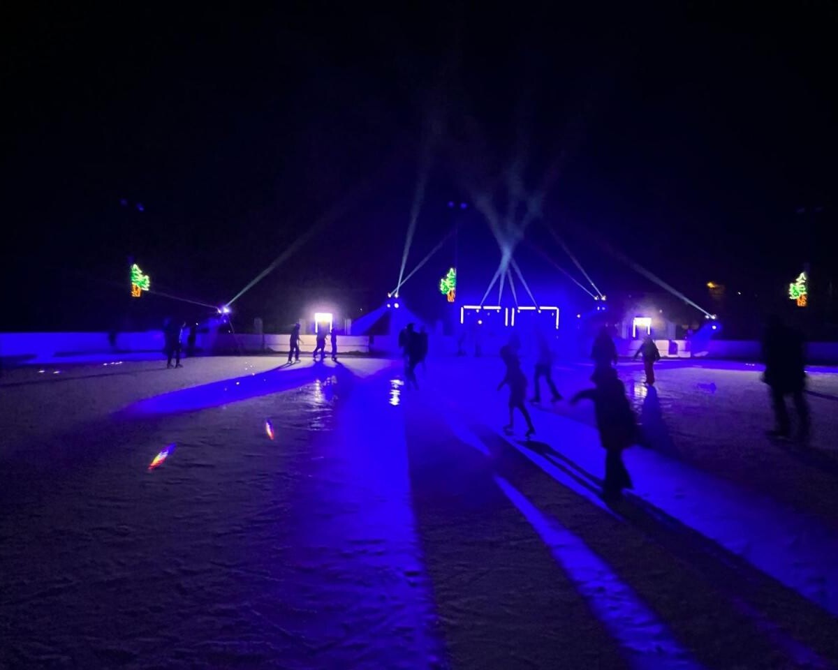 Mikołów świętował początek ferii na lodowisku OR „Planty” podczas dyskoteki na lodzie. To już ostatnia w tym sezonie, ale wciąż można skorzystać z bezpłatnych szkoleń jazdy na łyżwach i hokeja / fot. MOSiR Mikołów