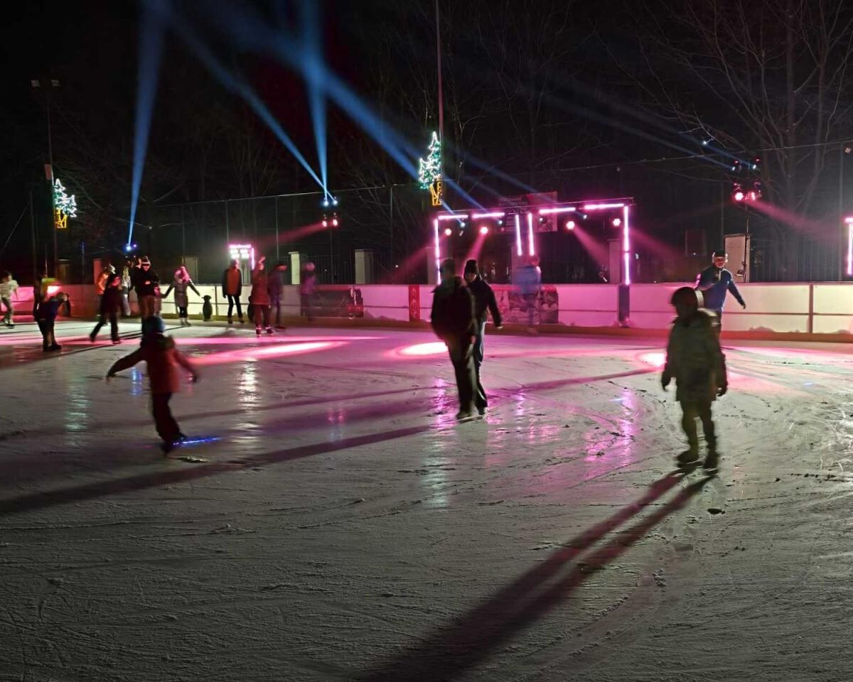 Mikołów świętował początek ferii na lodowisku OR „Planty” podczas dyskoteki na lodzie. To już ostatnia w tym sezonie, ale wciąż można skorzystać z bezpłatnych szkoleń jazdy na łyżwach i hokeja / fot. MOSiR Mikołów