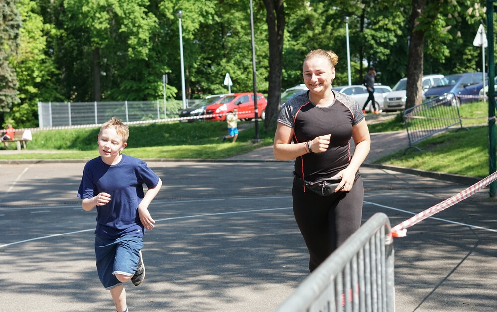 Dziecięce Biegi Przełajowe: na trasie biegu dzieci dopingowali ich rodzice
