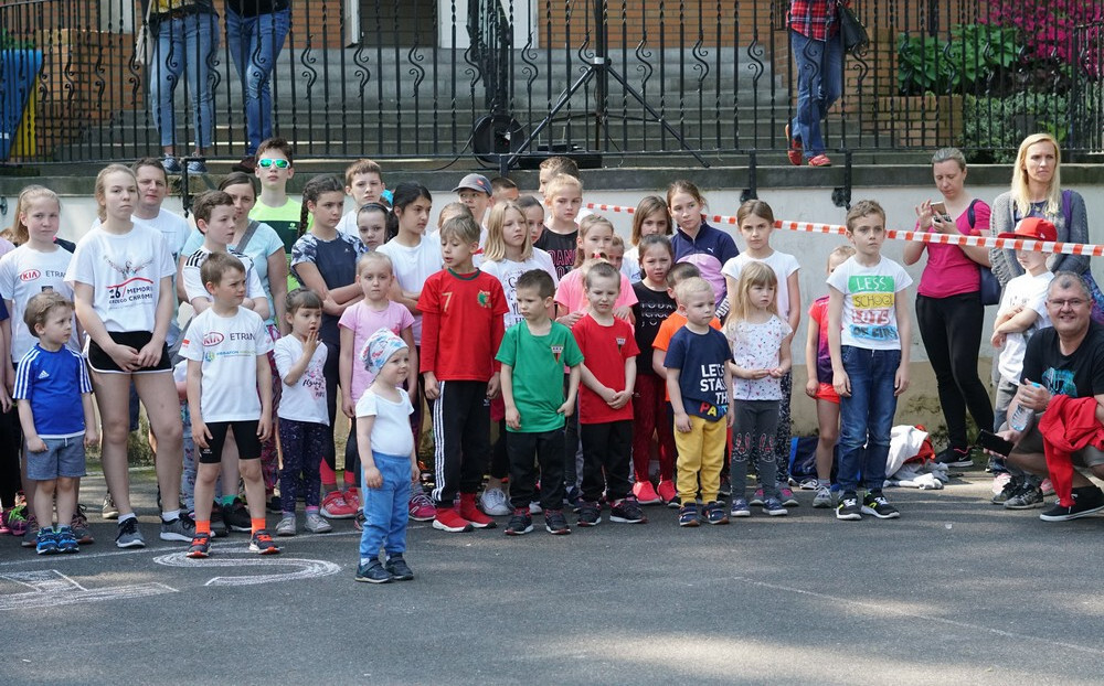Blisko setka dzieci uczestniczyła w Dziecięcych biegach przełajowych w ramach akcji Polaka Biega. Imprezę sportową, która odbyła się w sobotę na boisku obok Domku Harcerskiego w Parku Planty zorganizował MOSiR Mikołów. 
