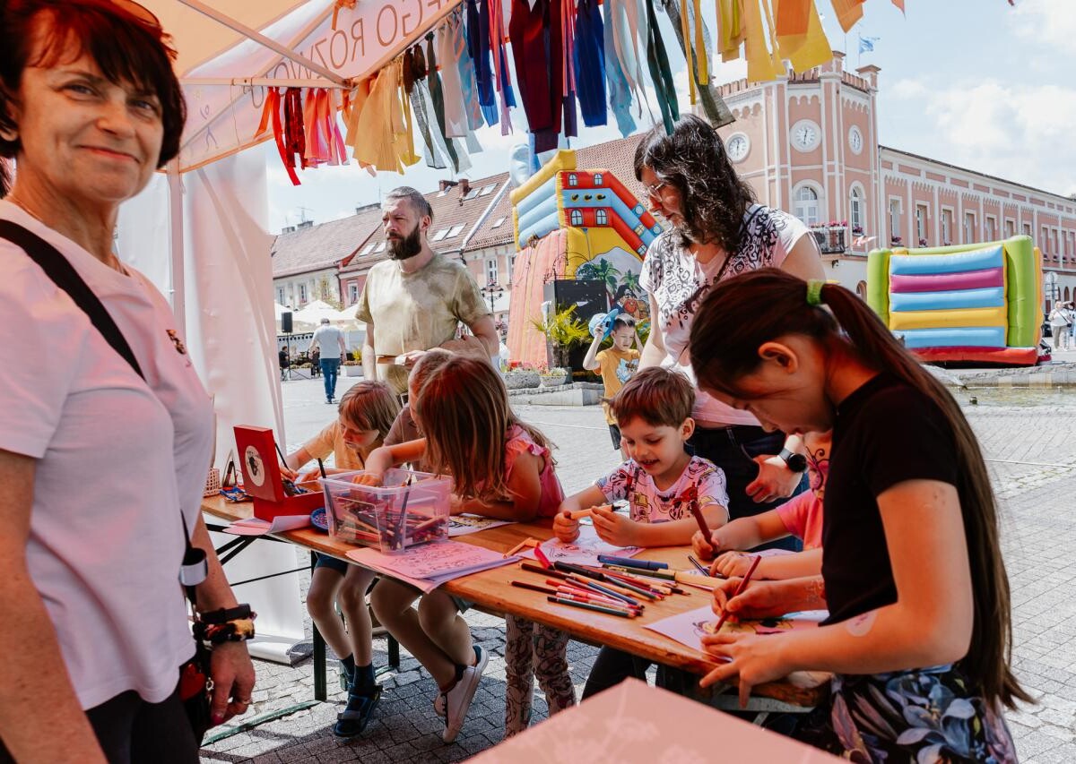 Dzień Dziecka i Dzień Aktywności Społecznej połączyły mieszkańców Mikołowa. Rynek zamienił się w piracką wyspę / fot. Birdabo Studio