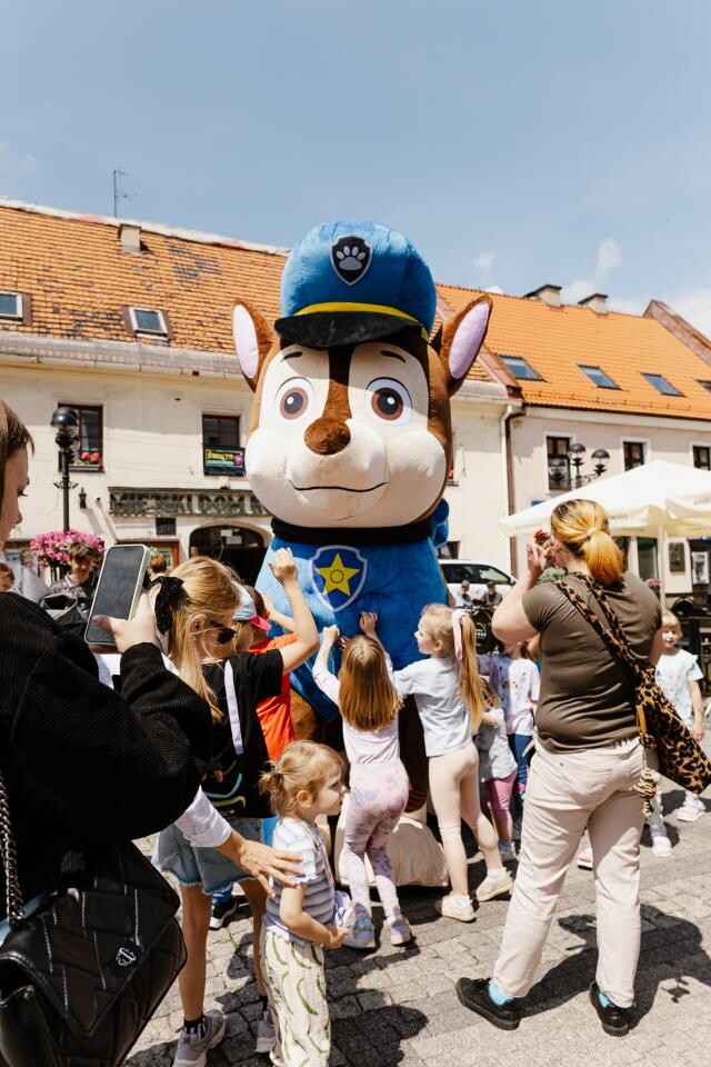 Dzień Dziecka i Dzień Aktywności Społecznej połączyły mieszkańców Mikołowa. Rynek zamienił się w piracką wyspę / fot. Birdabo Studio