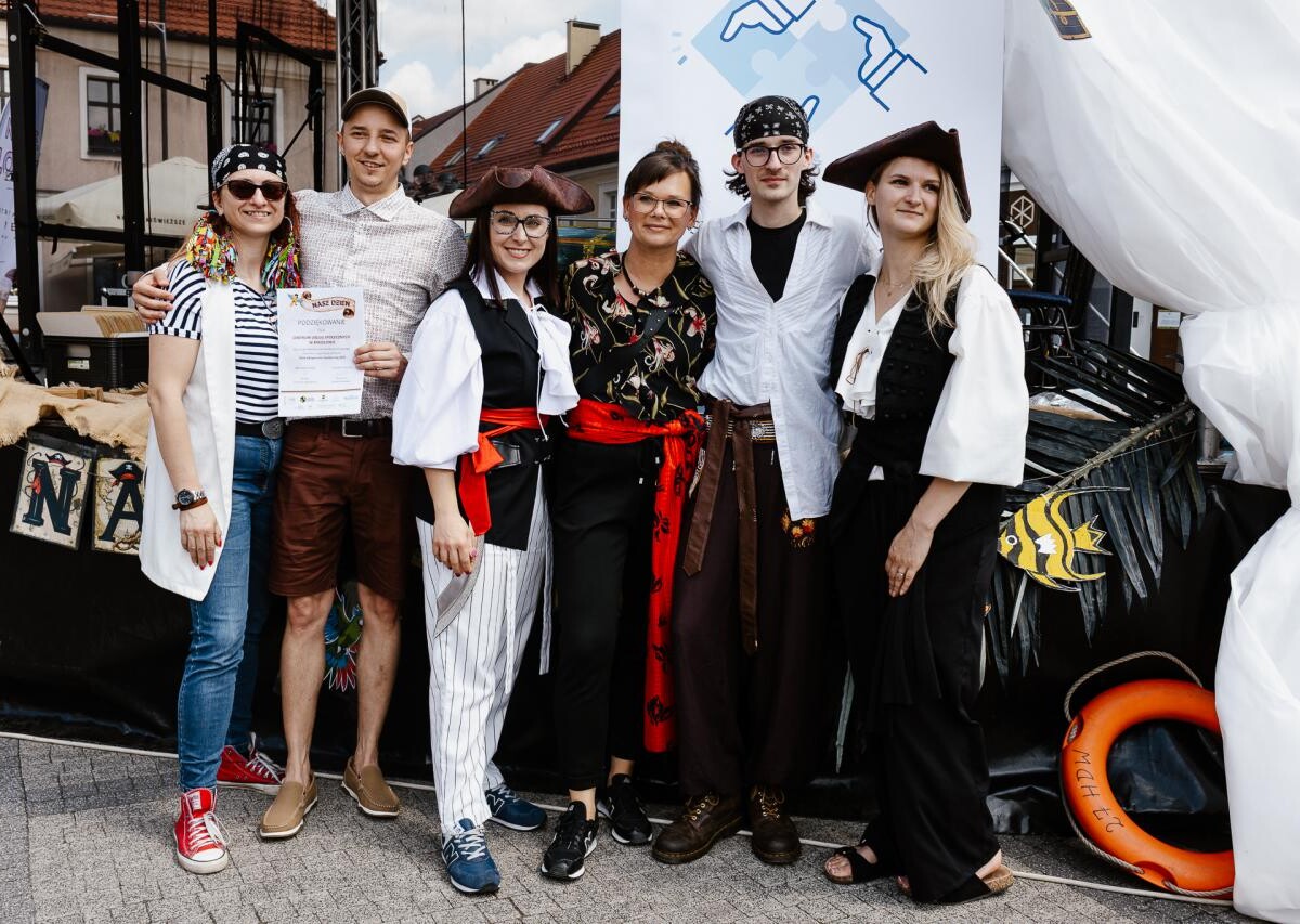 Dzień Dziecka i Dzień Aktywności Społecznej połączyły mieszkańców Mikołowa. Rynek zamienił się w piracką wyspę / fot. Birdabo Studio
