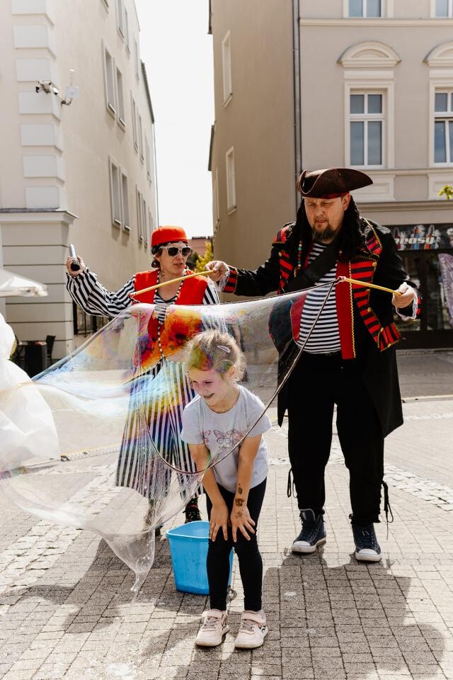 Dzień Dziecka i Dzień Aktywności Społecznej połączyły mieszkańców Mikołowa. Rynek zamienił się w piracką wyspę / fot. Birdabo Studio