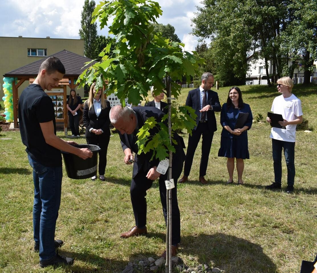 Zespół Szkół Technicznych w Mikołowie otworzył „Ekopracownię pod chmurką” / fot. Aktualności Powiatu Mikołowskiego FB