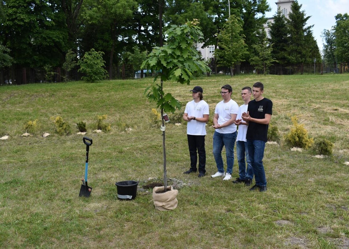 Zespół Szkół Technicznych w Mikołowie otworzył „Ekopracownię pod chmurką” / fot. Aktualności Powiatu Mikołowskiego FB
