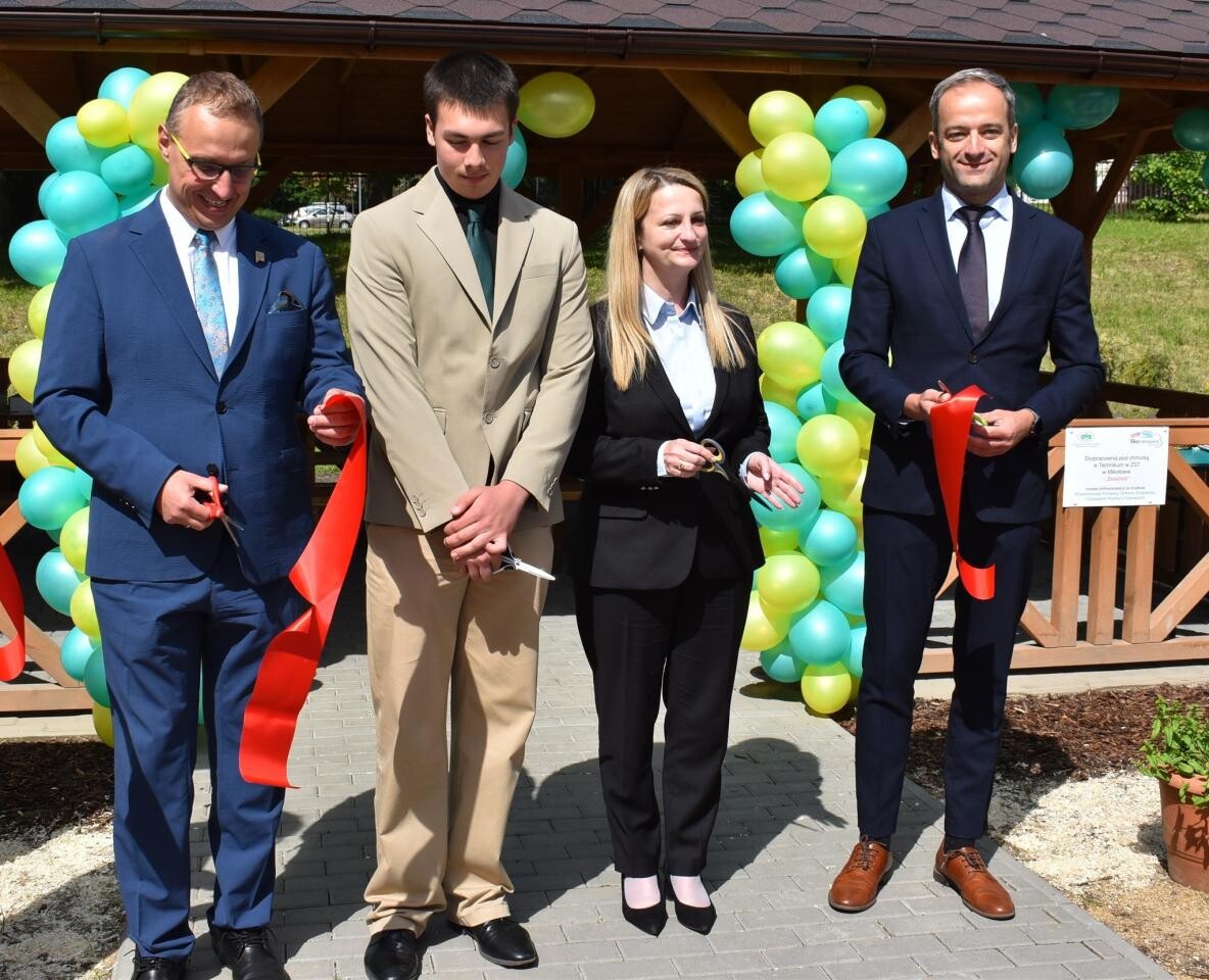 Zespół Szkół Technicznych w Mikołowie otworzył „Ekopracownię pod chmurką” / fot. Aktualności Powiatu Mikołowskiego FB