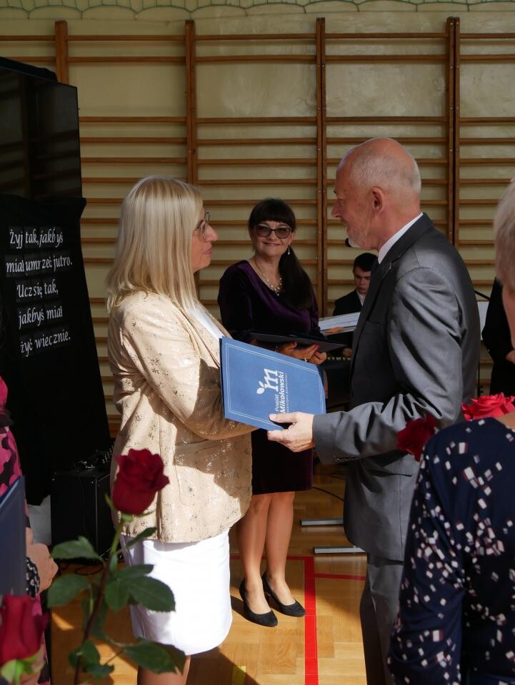 Powiatowe obchody Dnia Edukacji Narodowej w Łaziskach Górnych – Wyróżnienia dla nauczycieli i pracowników oświaty / fot. Aktualności Powiatu Mikołowskiego FB