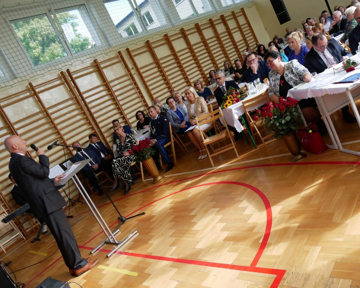 Powiatowe obchody Dnia Edukacji Narodowej w Łaziskach Górnych – Wyróżnienia dla nauczycieli i pracowników oświaty / fot. Aktualności Powiatu Mikołowskiego FB