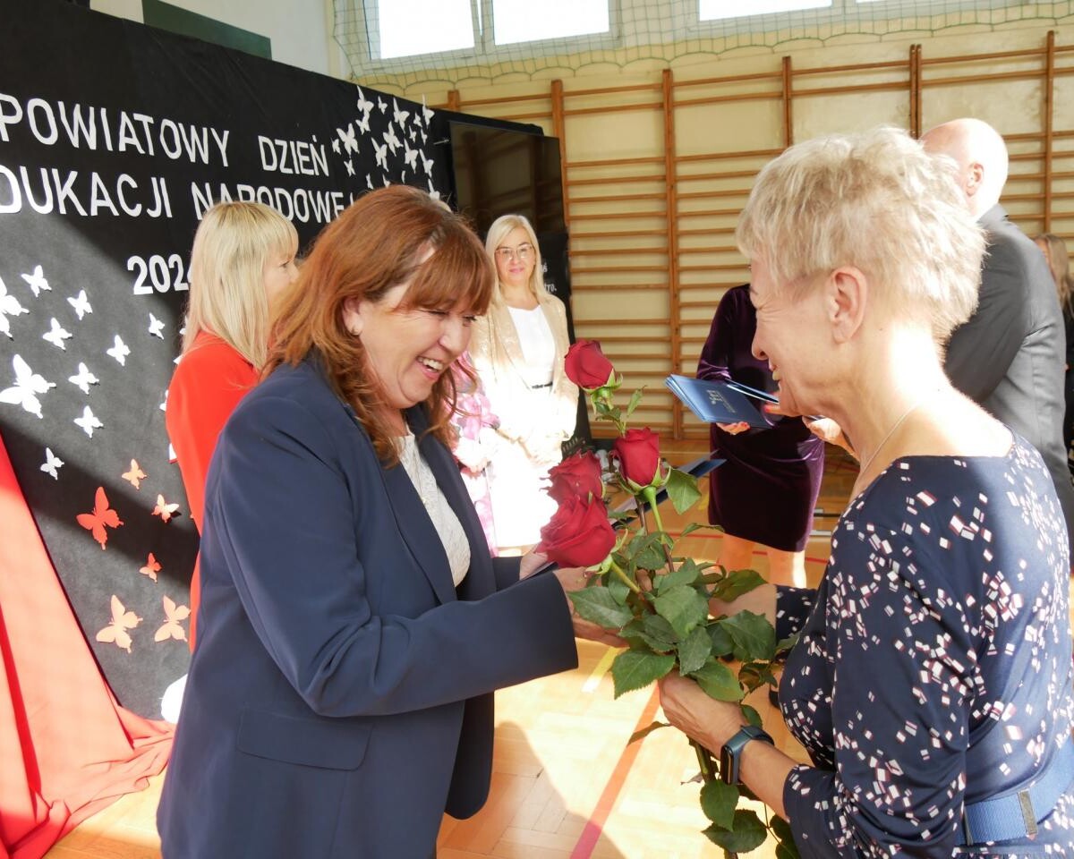 Powiatowe obchody Dnia Edukacji Narodowej w Łaziskach Górnych – Wyróżnienia dla nauczycieli i pracowników oświaty / fot. Aktualności Powiatu Mikołowskiego FB