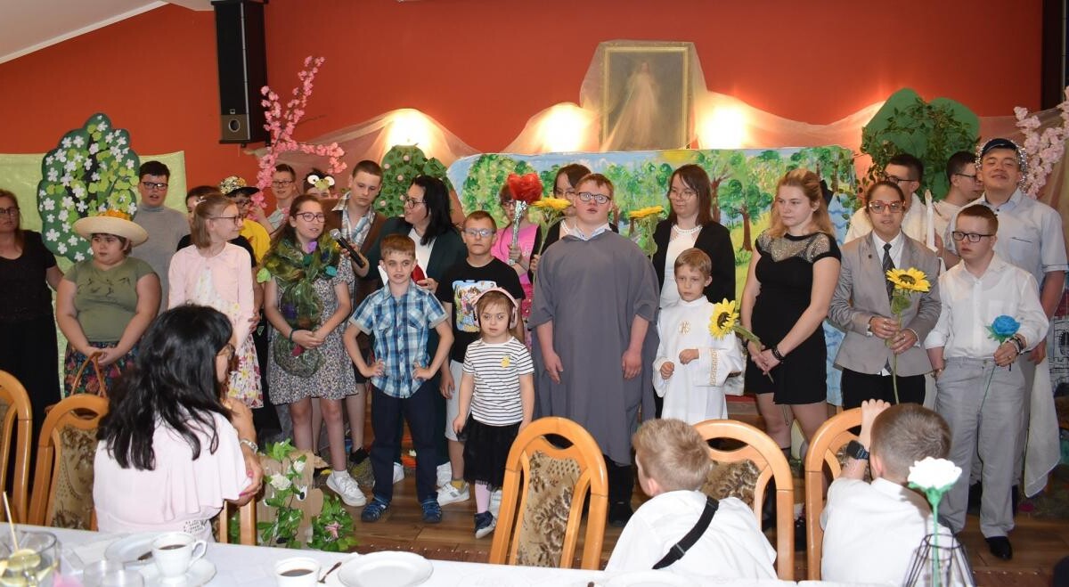 Zespół Szkół nr 1 Specjalnych w Mikołowie uczcił 110-lecie urodzin ks. Jana Twardowskiego / fot. Aktualności Powiatu Mikołowskiego