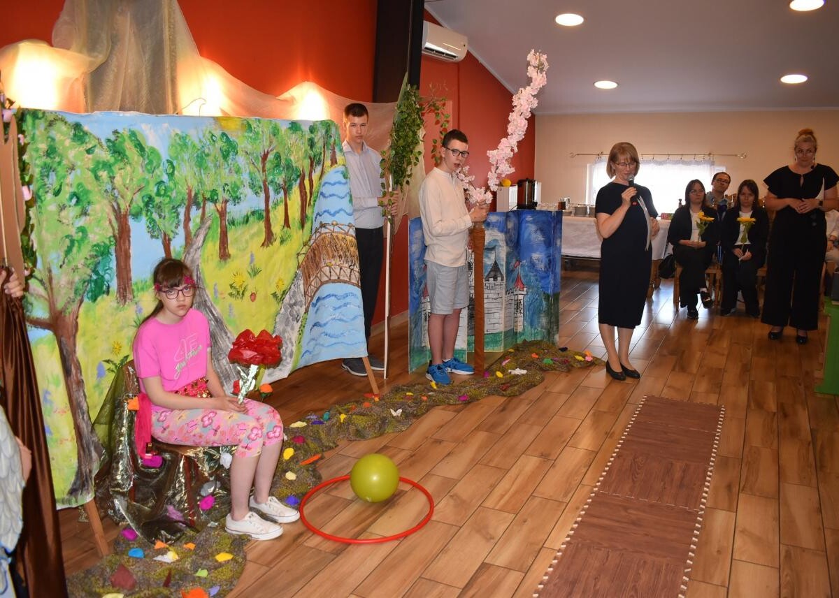 Zespół Szkół nr 1 Specjalnych w Mikołowie uczcił 110-lecie urodzin ks. Jana Twardowskiego / fot. Aktualności Powiatu Mikołowskiego