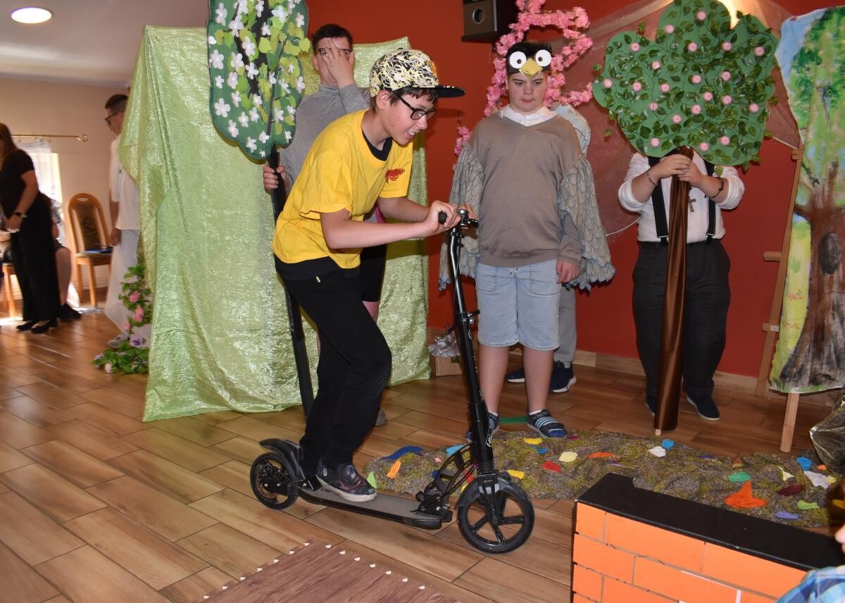 Zespół Szkół nr 1 Specjalnych w Mikołowie uczcił 110-lecie urodzin ks. Jana Twardowskiego / fot. Aktualności Powiatu Mikołowskiego