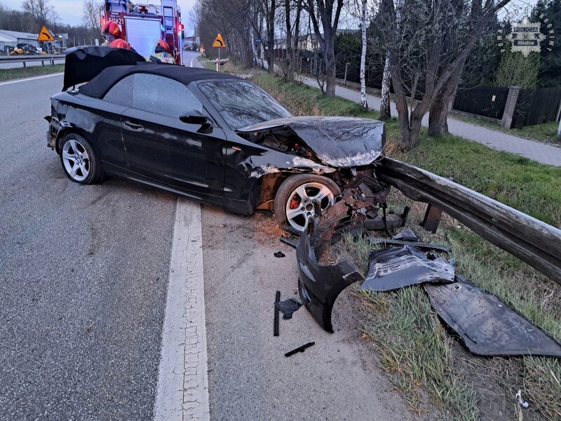 Groźna kolizja na granicy Mikołowa i Łazisk. BMW uderzyło w bariery energochłonne