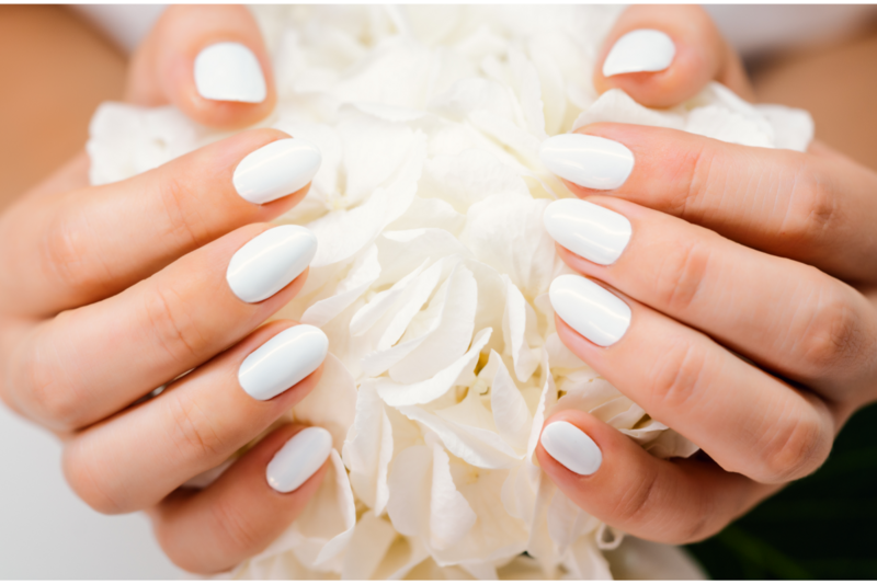 Inspiracje na białe paznokcie – pomysły, które warto wypróbować