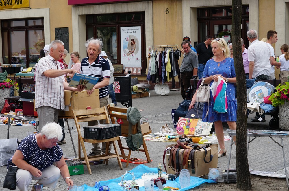 Mimo chłodnej niedzieli, lipcowy Jarmark Staroci można zaliczyć do udanych. Na mikołowskim rynku tłumy wystawców i odwiedzających. Można było zobaczyć i nabyć wiele nietypowych okazów!