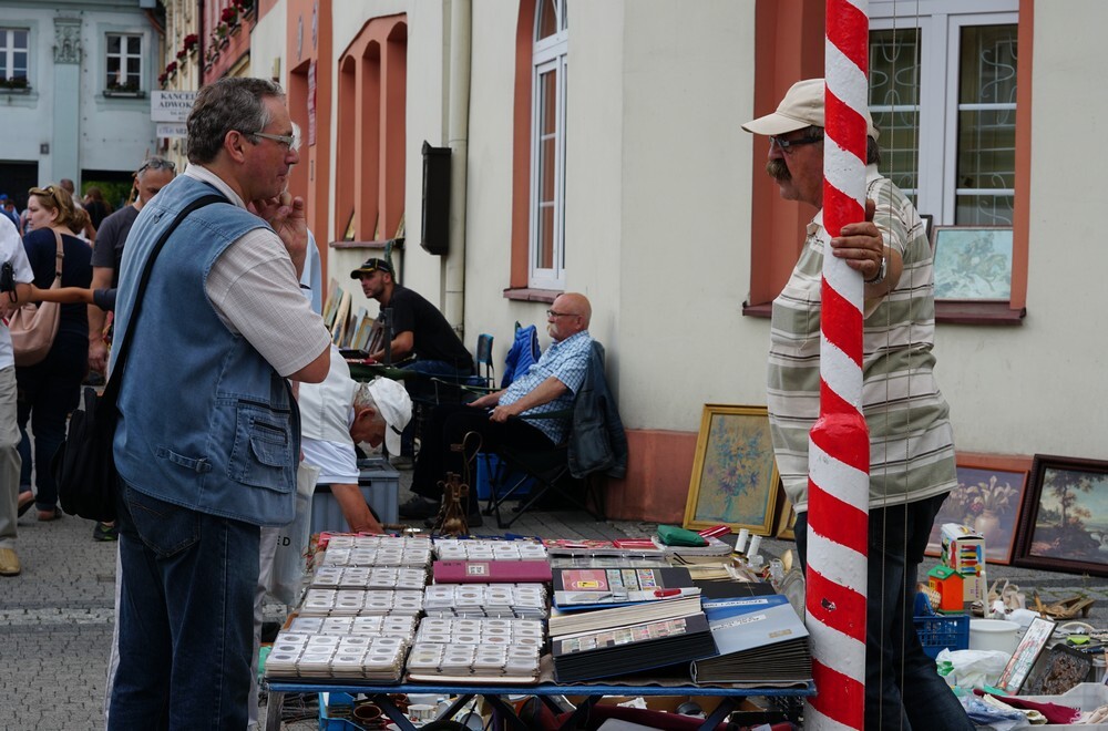 Mimo chłodnej niedzieli, lipcowy Jarmark Staroci można zaliczyć do udanych. Na mikołowskim rynku tłumy wystawców i odwiedzających. Można było zobaczyć i nabyć wiele nietypowych okazów!