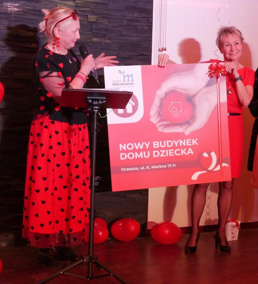 Trzeci Karnawałowy Bal Serc w Modusie był pełen radości i niespodzianek! Dzieci z rodzinnych domów dziecka otrzymały upominki, a mieszkańcy Mikołowa usłyszeli dobrą nowinę o nowym domu w Orzeszu / fot. Aktualności Powiatu Mikołowskiego