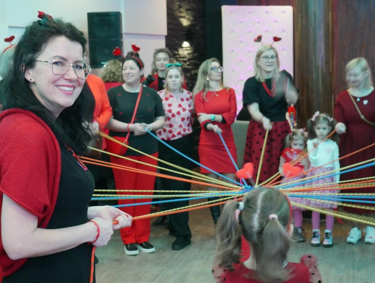 Trzeci Karnawałowy Bal Serc w Modusie był pełen radości i niespodzianek! Dzieci z rodzinnych domów dziecka otrzymały upominki, a mieszkańcy Mikołowa usłyszeli dobrą nowinę o nowym domu w Orzeszu / fot. Aktualności Powiatu Mikołowskiego