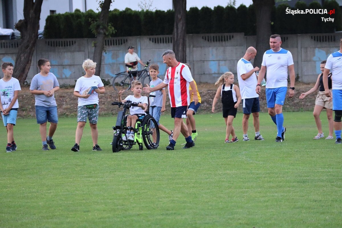 Policjanci z Tychów i Mikołowa po raz kolejny pokazali, że nie tylko bezpieczeństwo mieszkańców jest dla nich priorytetem, ale również pomaganie innym / fot. KPP Mikołów