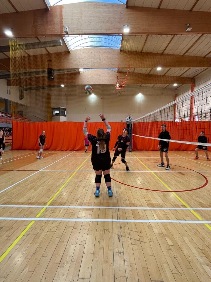 Młodzieżowy Turniej Siatkarski w Mikołowie zakończony. Pierwsze trzy miejsca zajęły drużyny z Mikołowa. Sprawdź podsumowanie wydarzenia i listę zwycięzców / fot. MOSiR Mikołów