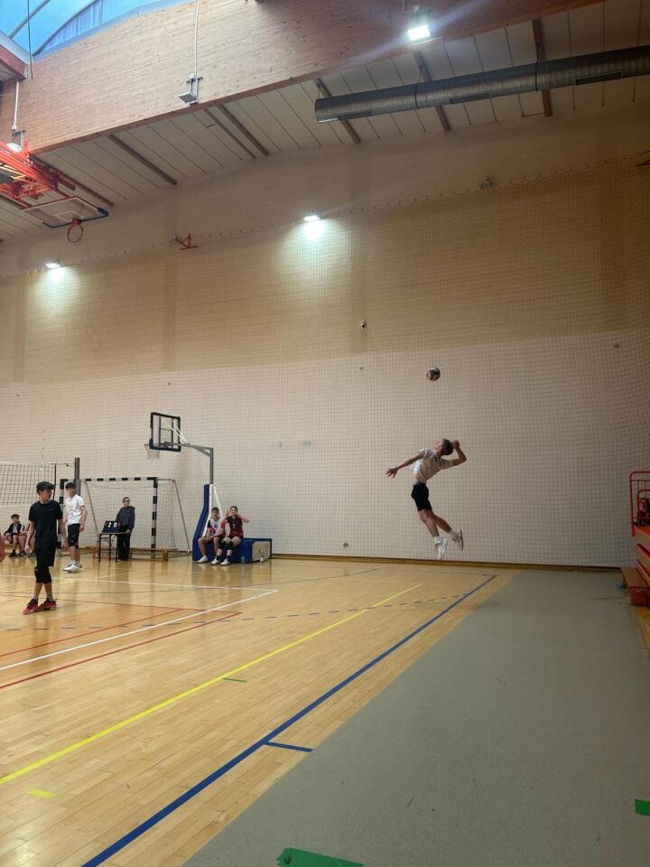 Młodzieżowy Turniej Siatkarski w Mikołowie zakończony. Pierwsze trzy miejsca zajęły drużyny z Mikołowa. Sprawdź podsumowanie wydarzenia i listę zwycięzców / fot. MOSiR Mikołów