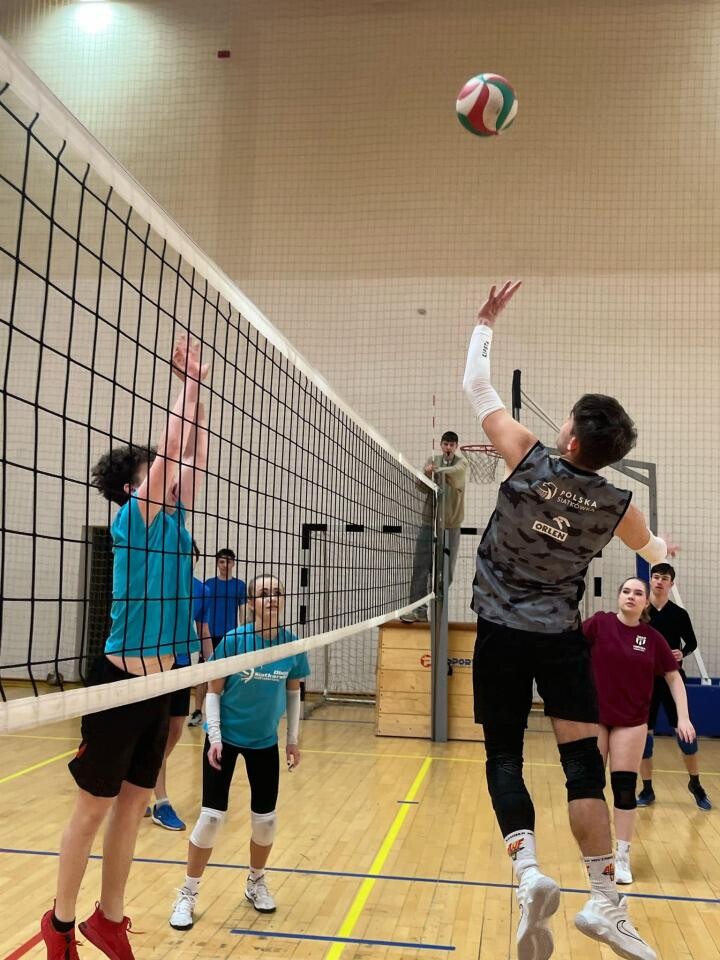 Młodzieżowy Turniej Siatkarski w Mikołowie zakończony. Pierwsze trzy miejsca zajęły drużyny z Mikołowa. Sprawdź podsumowanie wydarzenia i listę zwycięzców / fot. MOSiR Mikołów