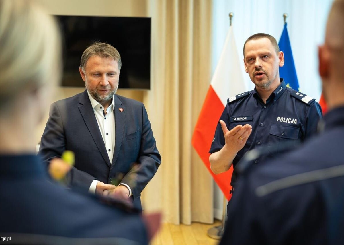 Spotkanie w MSWiA i KGP z mikołowskimi policjantami, którzy uratowali 6-letniego chłopca przed nadjeżdżającym pociągiem / fot. MSWiA, Andrzej Chyliński Gazeta Policyjna