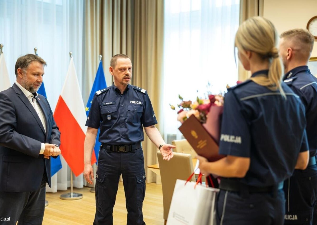 Spotkanie w MSWiA i KGP z mikołowskimi policjantami, którzy uratowali 6-letniego chłopca przed nadjeżdżającym pociągiem / fot. MSWiA, Andrzej Chyliński Gazeta Policyjna