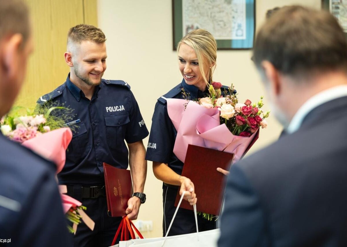 Spotkanie w MSWiA i KGP z mikołowskimi policjantami, którzy uratowali 6-letniego chłopca przed nadjeżdżającym pociągiem / fot. MSWiA, Andrzej Chyliński Gazeta Policyjna