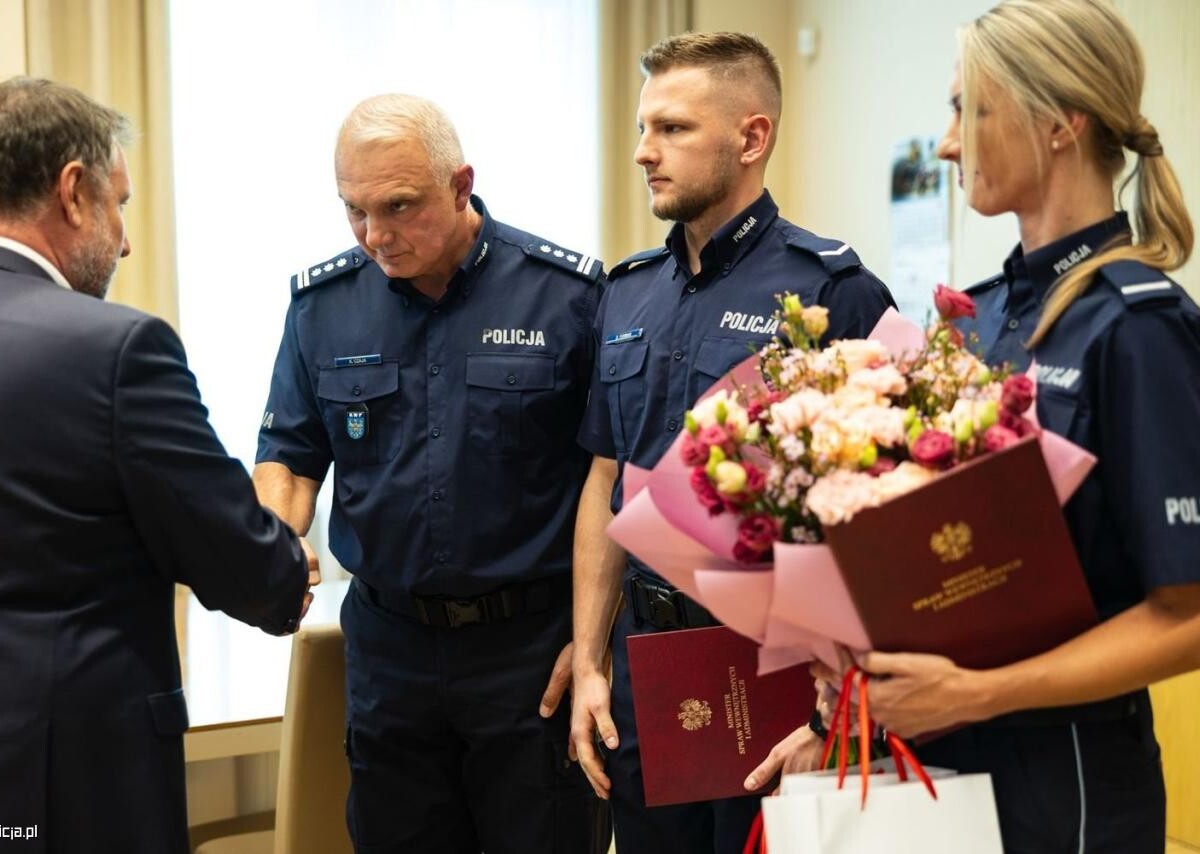 Spotkanie w MSWiA i KGP z mikołowskimi policjantami, którzy uratowali 6-letniego chłopca przed nadjeżdżającym pociągiem / fot. MSWiA, Andrzej Chyliński Gazeta Policyjna