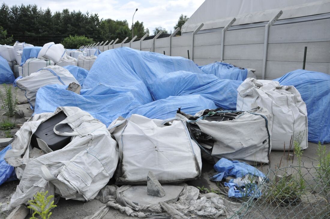 W Mikołowie przy ul. Kościuszki składowane są odpady, które od kilku miesięcy budzą niepokój mieszkańców. Straż pożarna już kilkukrotnie interweniowała, przykrywała nieznany, śmierdzący proszek plandekami, pomimo nakazu utylizacji, nieznana substancja wciąż tam jest. 